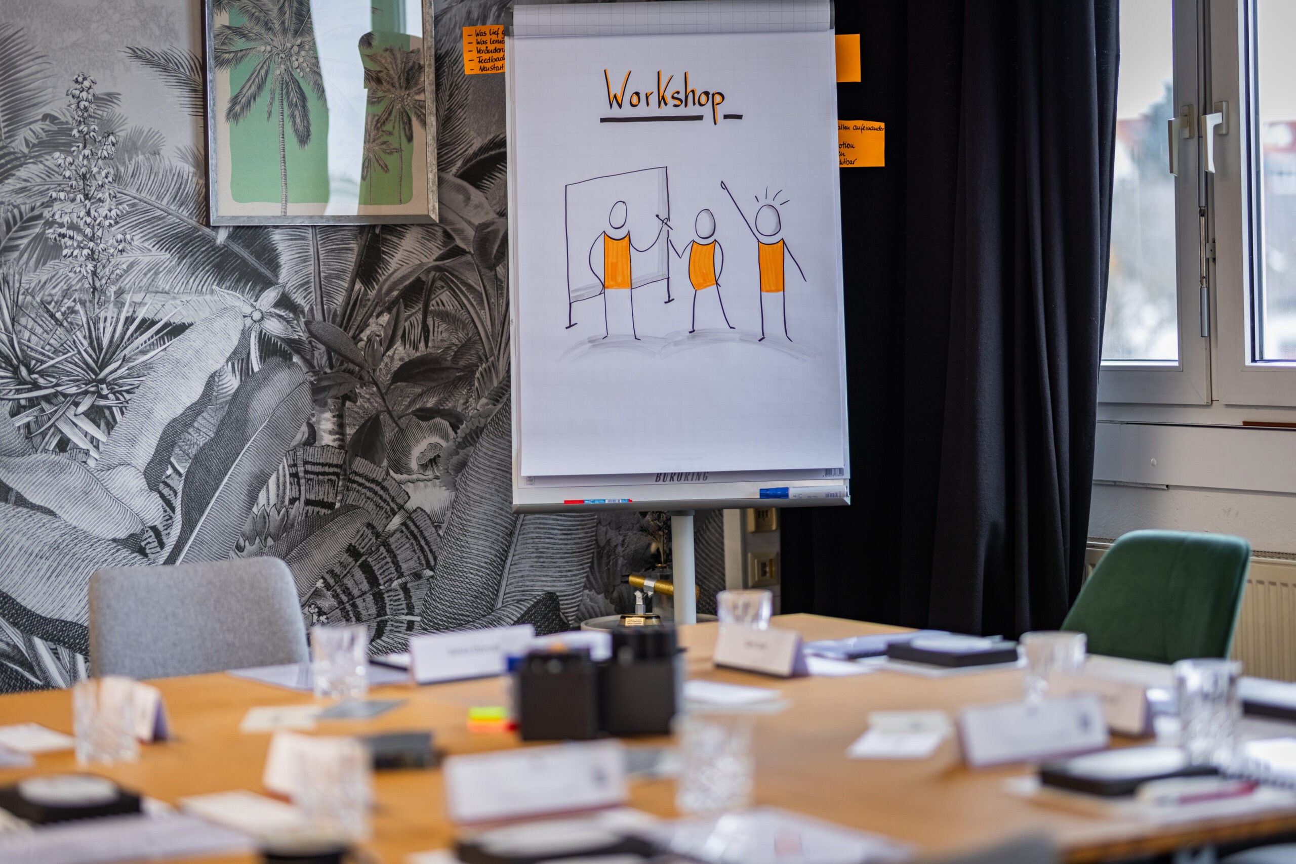 Moderierter Team-Workshop mit Flipchart und Teilnehmenden in entspannter Atmosphäre