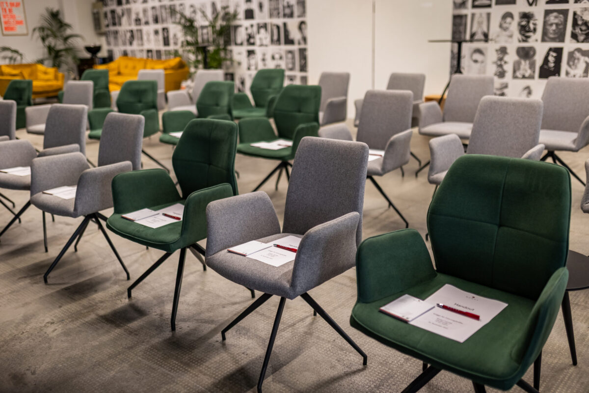 Vortragsraum für Keynote oder Impulsvortrag mit Bestuhlung bei einem Business-Event