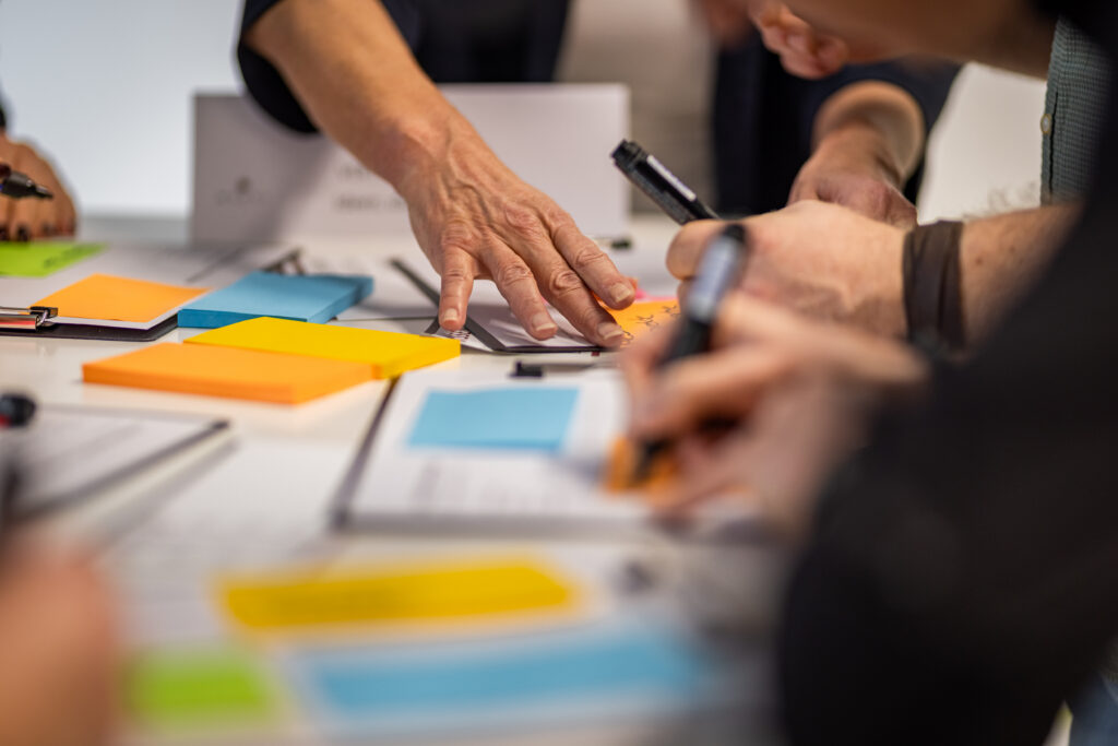 Team ordnet Aufgaben auf Notizzetteln bei der Projektplanung – Projektmanagement-Weiterbildung bei MODUL TRAINING