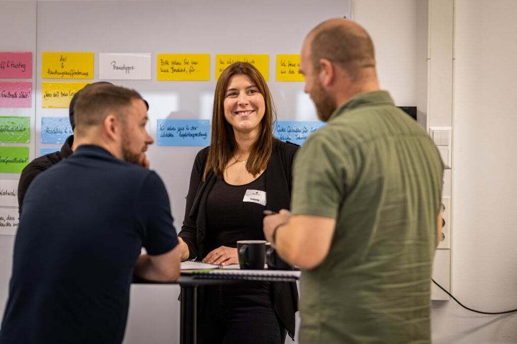 Teilnehmende im Gespräch an der Ideenwand – Weiterbildung bei MODUL TRAINING