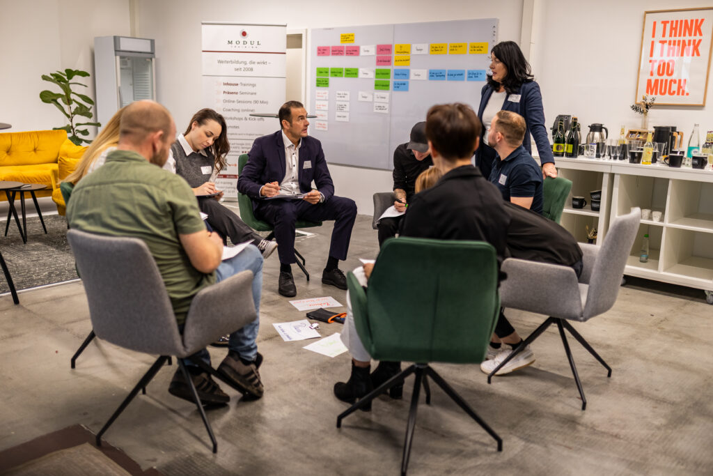 Vom Mitarbeiter zur Führungskraft: Seminarleitung arbeitet mit Teilnehmenden im Seminar Neu in Führung – MODUL TRAINING