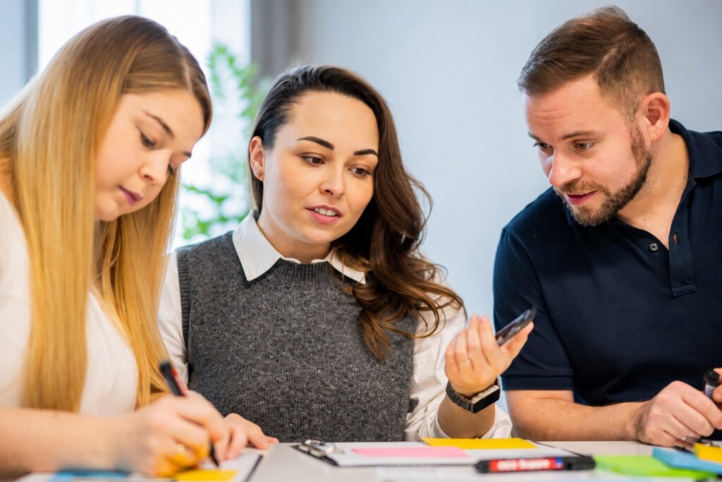 Kollegin überzeugt ihr Team im Gespräch auf Augenhöhe – MODUL TRAINING