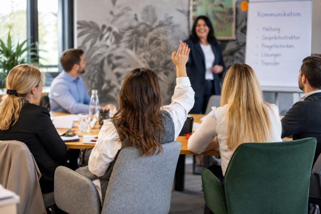 Ausbildung und Berufseinstieg: Seminar mit Auszubildenden am Flipchart – MODUL TRAINING
