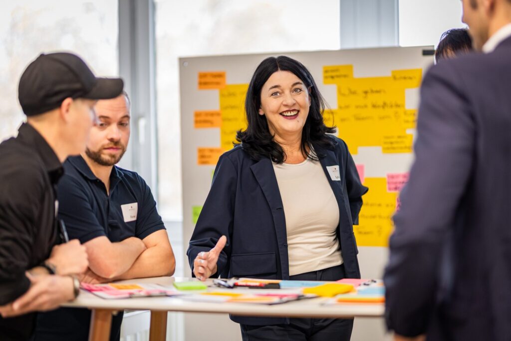 Besprechungen leiten: Arbeitsgruppe hält ihre Besprechungsergebnisse gemeinsam fest – MODUL TRAINING