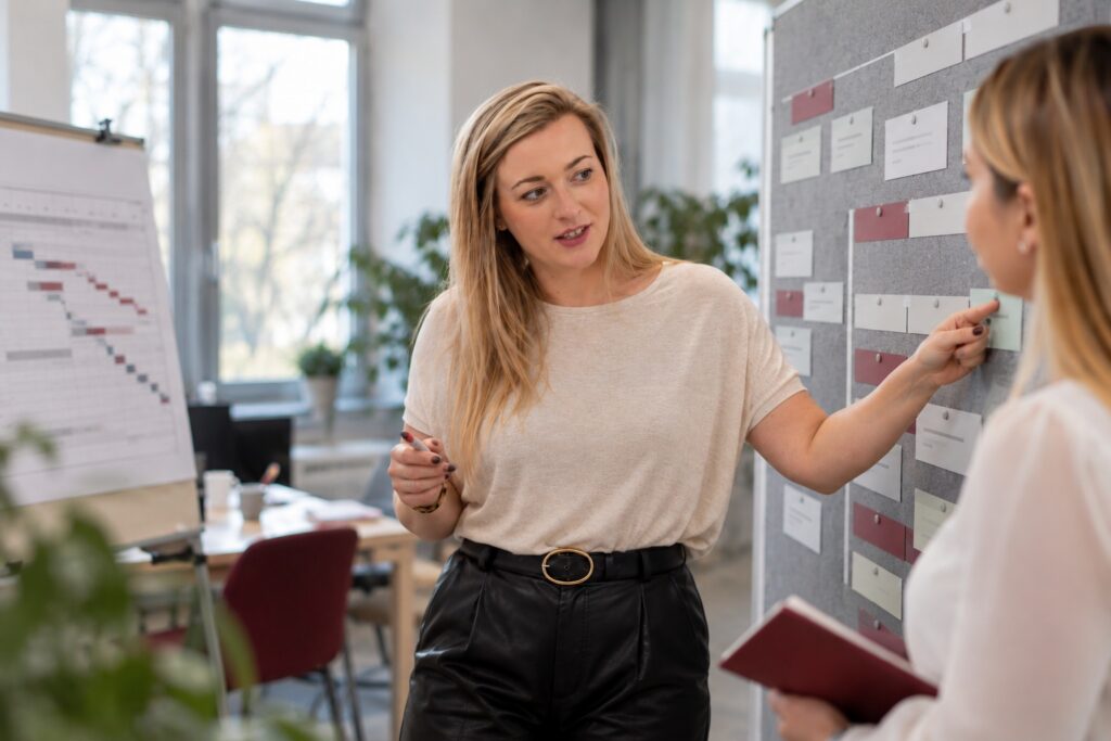 Hybrides Projektmanagement: Projektleiterin erklärt Zeitplan und Aufgabenwand