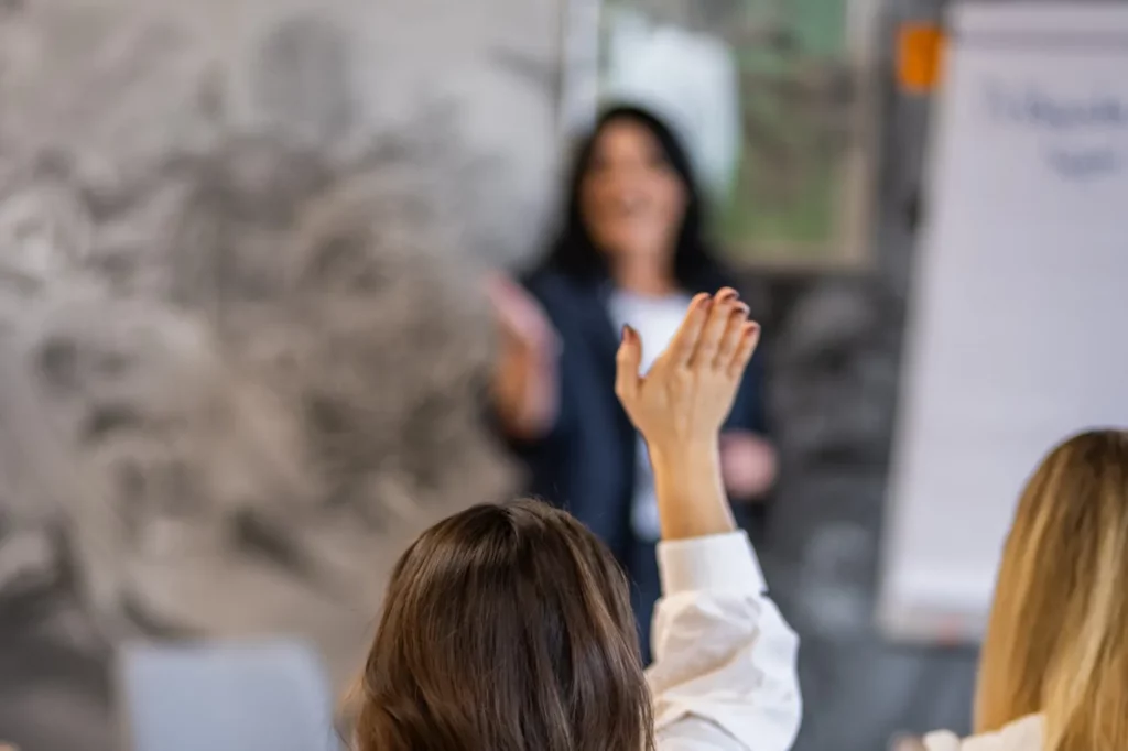 Inhouse-Seminare Ausbildung: Teilnehmerin meldet sich, die Seminarleitung geht auf die Frage ein