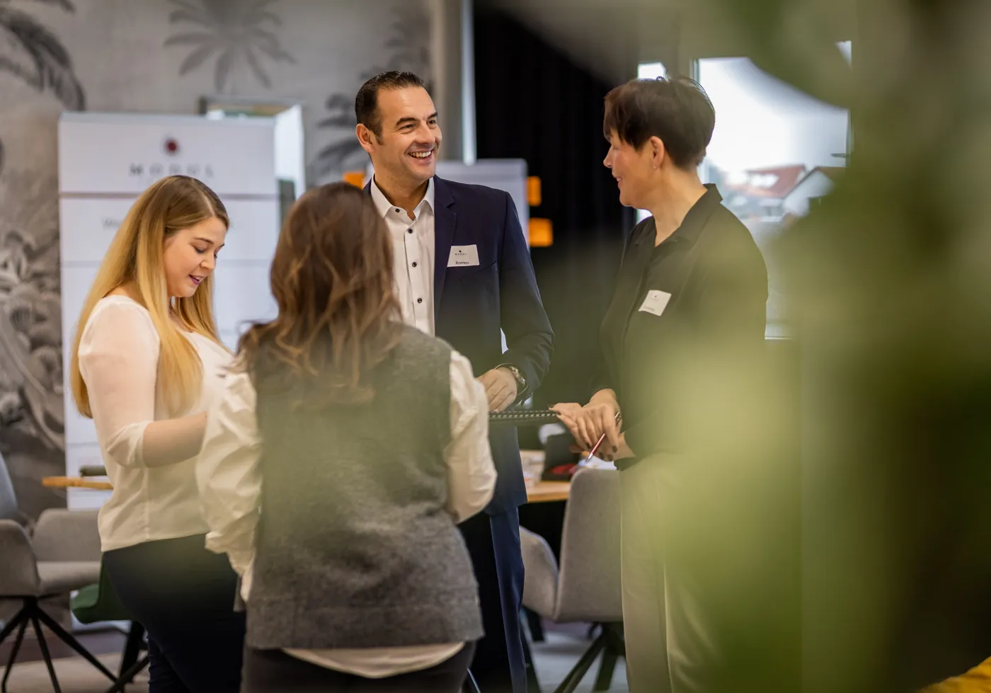 Teilnehmende im lebendigen Gespräch während des Inhouse-Seminars