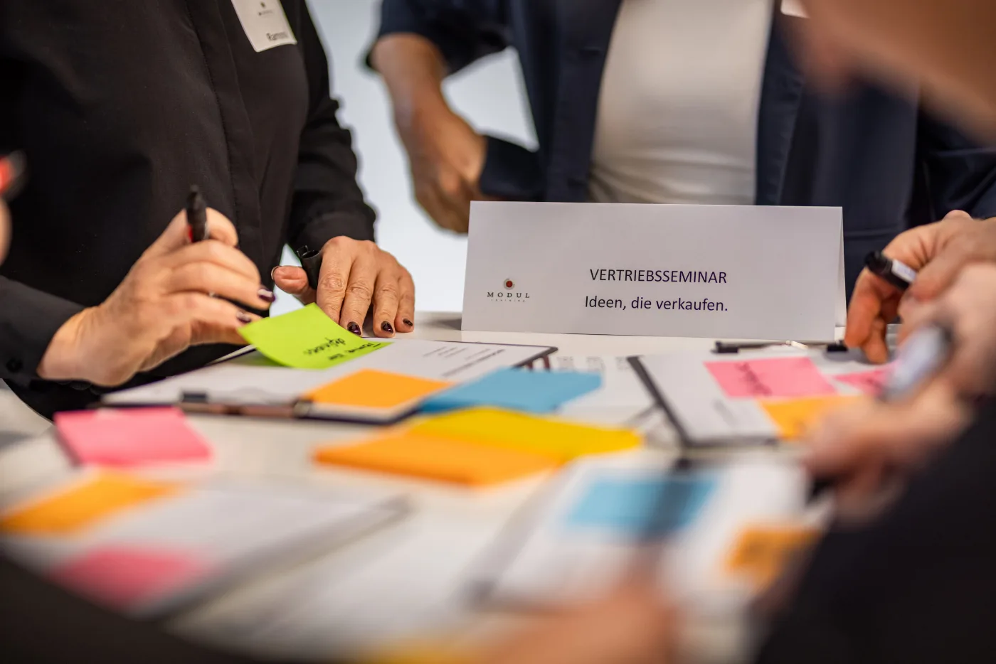 Tischaufsteller „Vertriebsseminar – Ideen, die verkaufen.“ bei der Gruppenarbeit mit Moderationskarten – MODUL TRAINING