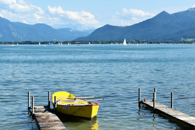 Gelbes Ruderboot am Ufer des Chiemsees – Landzeit-Seminare am Wasser