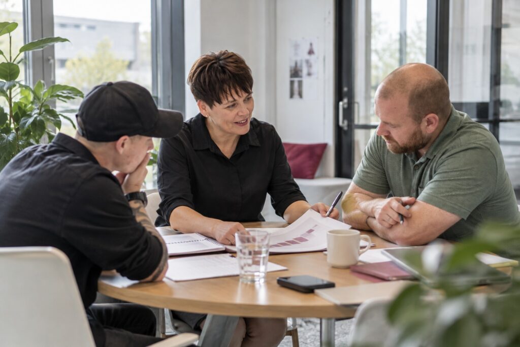 Gespräch zur Entwicklung von Mitarbeitenden am Besprechungstisch – MODUL TRAINING