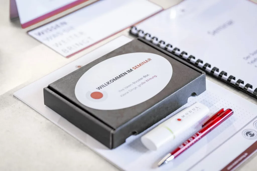 Willkommensbox zum Seminar mit Workbook, Kugelschreiber und Textmarker von Modul Training