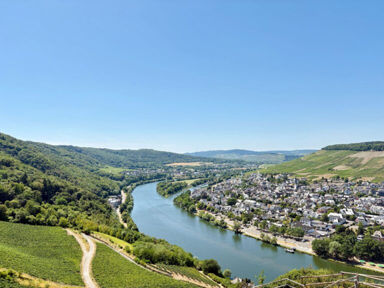 Sommerakademie für Ihr Team: Blick auf Bernkastel-Kues an der Mosel