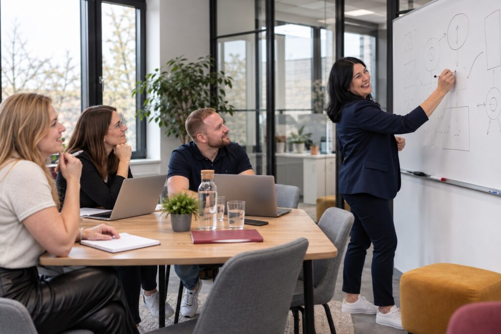 HR-Team entwickelt Ideen am Whiteboard – MODUL TRAINING