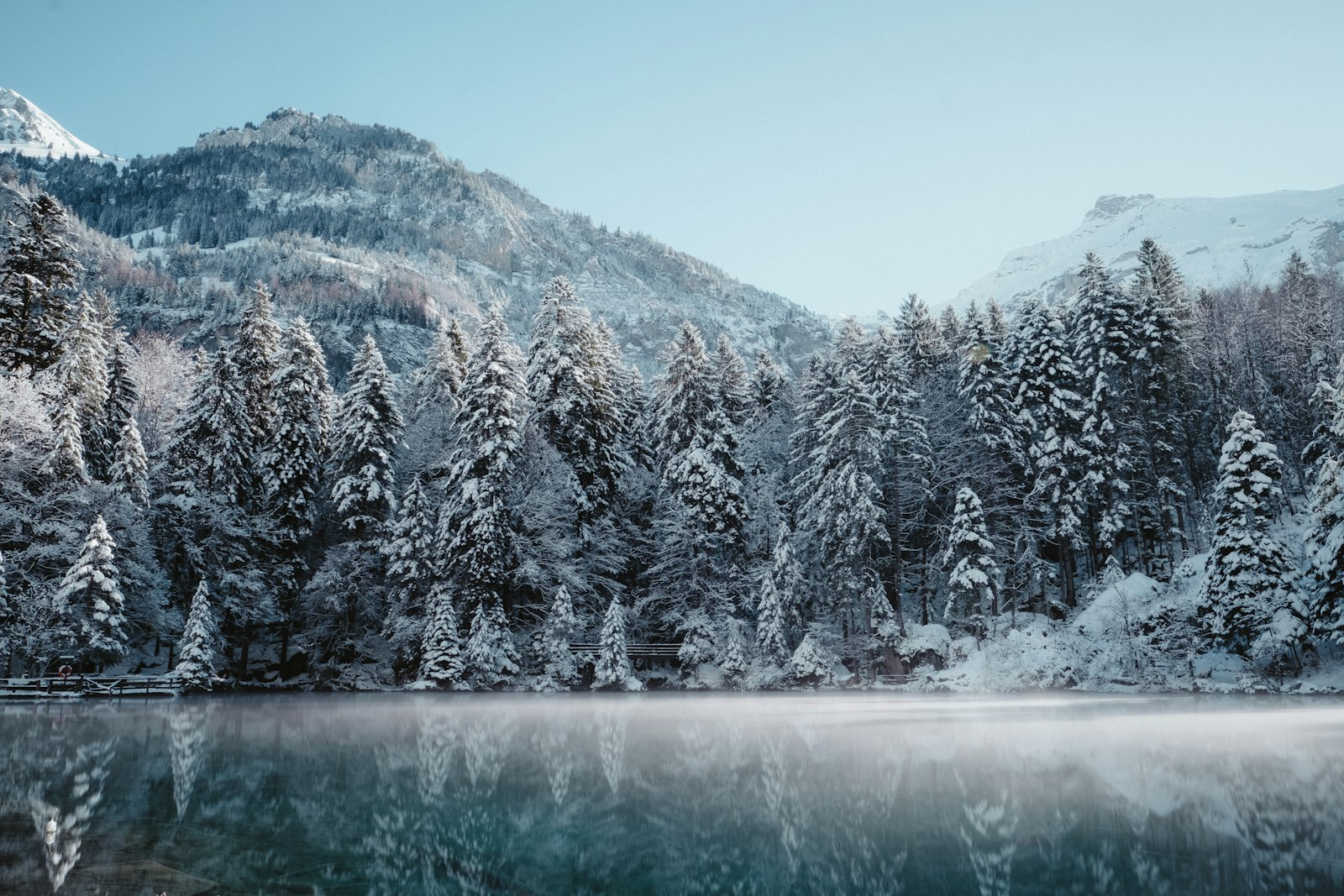 Winterakademie im Allgäu: verschneite Berge am Bergsee