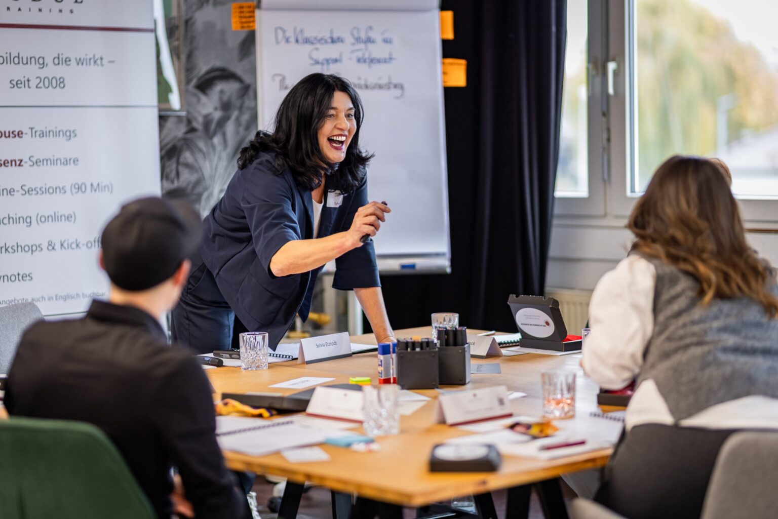 Engagierte Moderation am Flipchart mit Teilnehmenden im Seminar – MODUL TRAINING