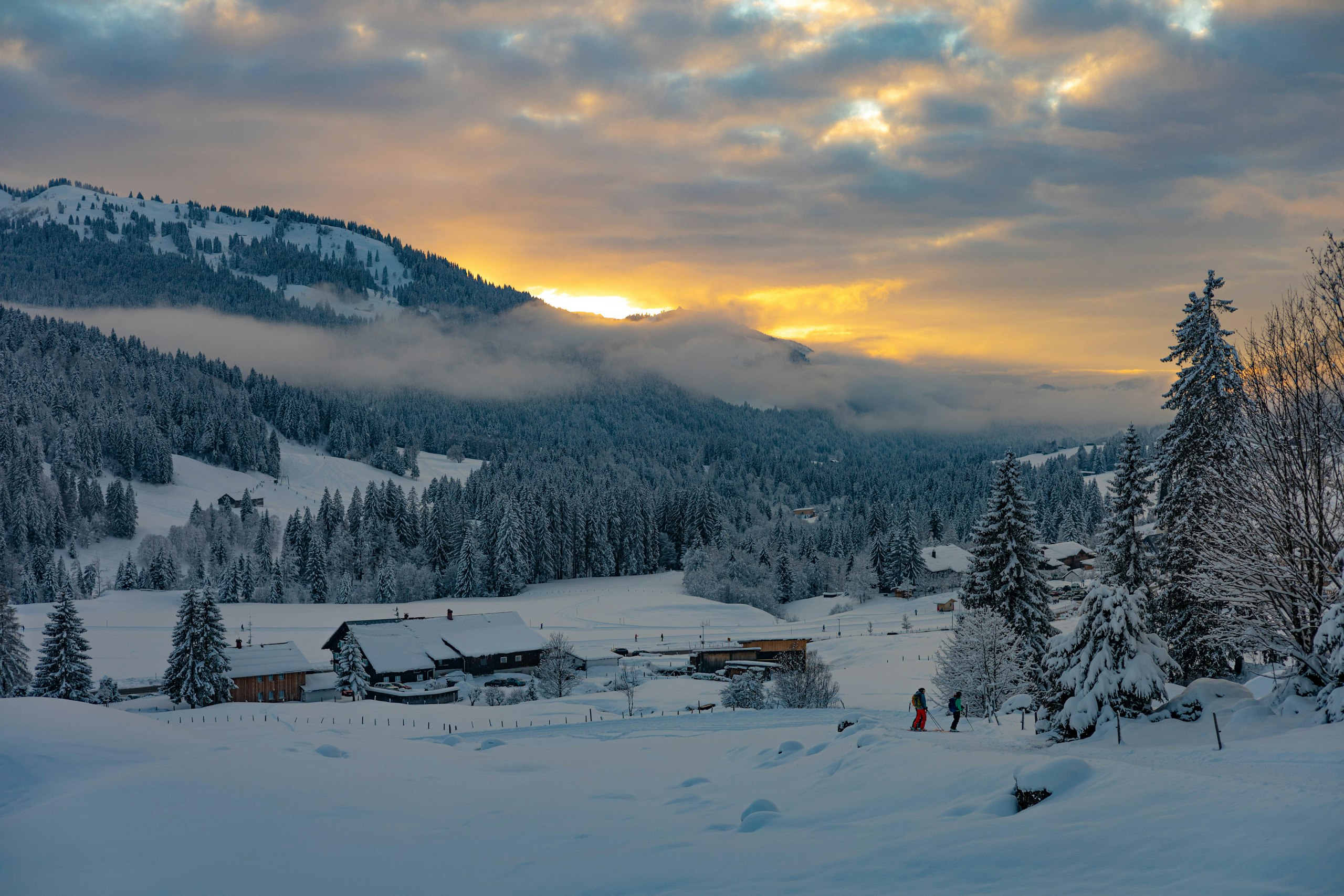 Winterakademie: Sonnenuntergang über einem verschneiten Bergdorf