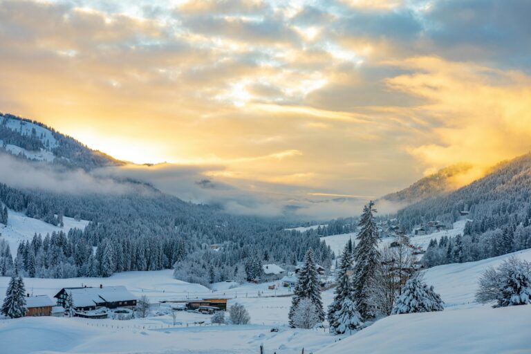 Winterakademie für Ihr Team: verschneite Landschaft mit Berg